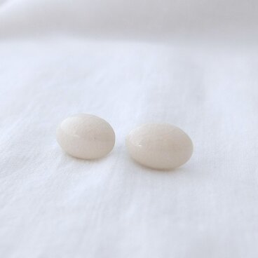 ピアス cabochon oval 白薩摩