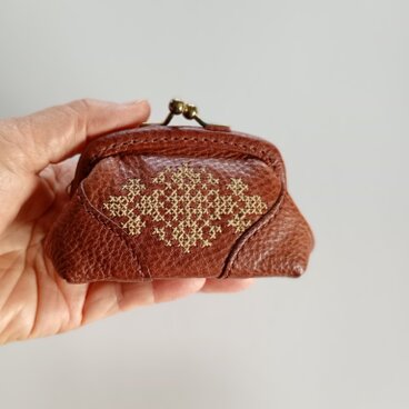 【受注制作】革の刺繍入り小銭入れ（BOX型ガマグチ）