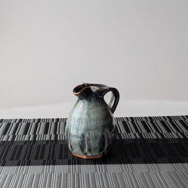 深みのある青釉が美しい 手仕事のミルクピッチャー｜陶器｜一点物