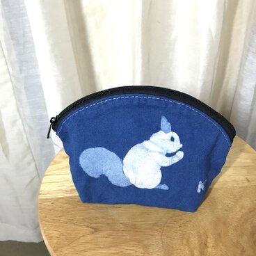 ロウケツ染　藍染めポーチ　リス