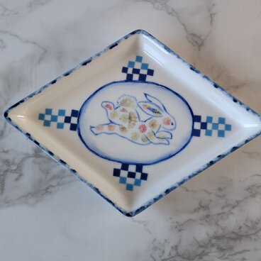 うさぎ柄白い角皿【右向き】