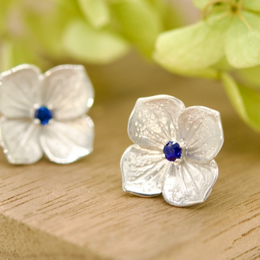 【天然サファイア】五月雨のアジサイ•ピアス【スターリングシルバー製/天然石ブルーサファイア/フラワーモチーフ】