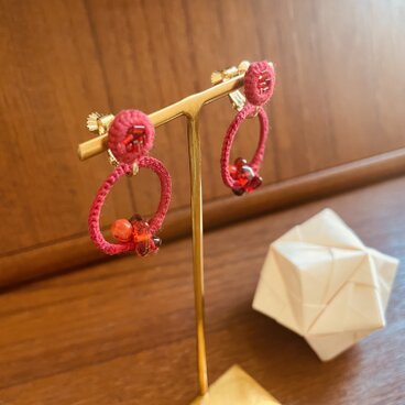 【２通りを愉しむ】2way  軽いイヤリング金属ｱﾚﾙｷﾞｰ対応　ランプワークビーズ　レッド赤