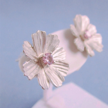 【小さい秋見つけた!】しなやかなコスモス•ピアス【スターリングシルバー製/CZダイヤ/フラワーモチーフ】