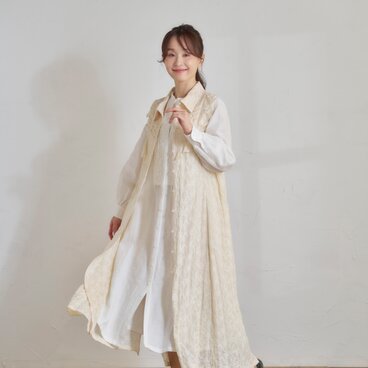 ヨークフリルシャツ衿シュリンクレースロングベスト　アイボリー　Atelier Ai　９号