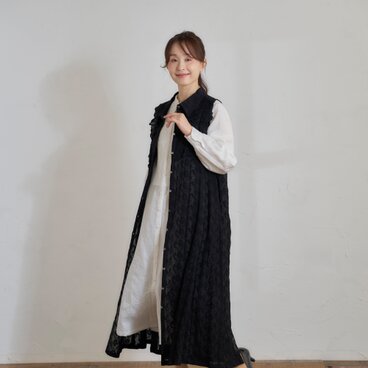 ヨークフリルシャツ衿シュリンクレースロングベスト　黒　Atelier Ai　13号