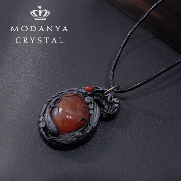 カーネリアンの樹脂粘土ペンダントトップ（革紐付き）1502