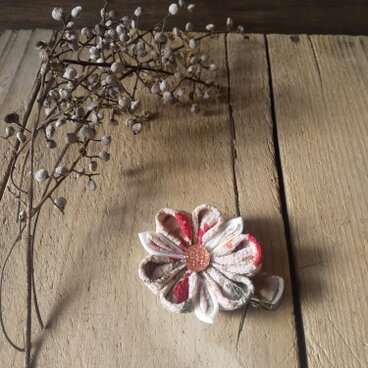 つまみ細工の華やかクリップ