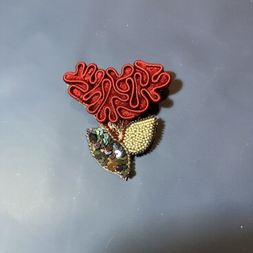 ケイトウのブローチ　ボルドー