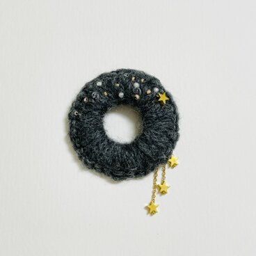 【星空】軽くて存在感ある手刺繍ブローチ　b0グレー毛糸ゴールド星