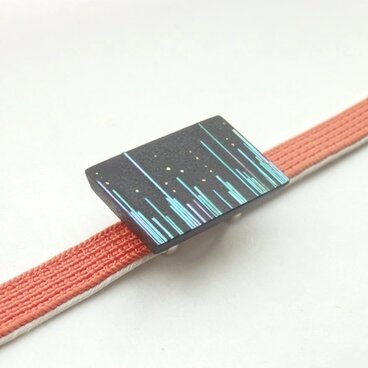 漆工芸　螺鈿帯留め　青貝縦ストライプ模様