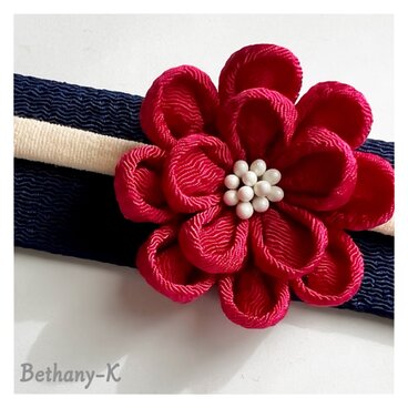 初節句・お食い初めに人気！ ◆4.5cmカメリア(下がり無し)◆梅色のママでも簡単につけられるつまみ細工