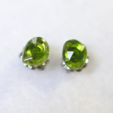 （1点もの）クロム・ダイオプサイドのスタッドピアス（フリーフォーム・チタンポスト）