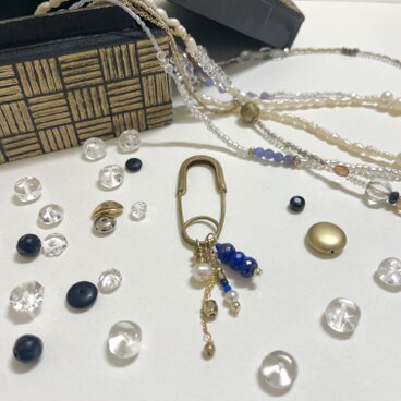 【宝箱から出てきたような真鍮のピン】美しいラピスラズリと淡水パール