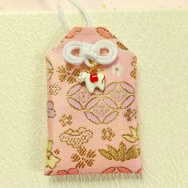 縁起良い宝文様の金襴生地の　【午年お守り袋】　選べる「叶結びの色」　2026