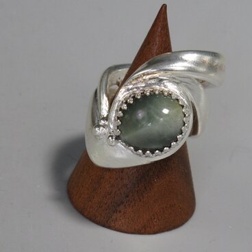 地味な色でも美しい