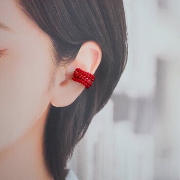 ビーズとスパンコールのイヤーカフ（レッド）・小【受注】