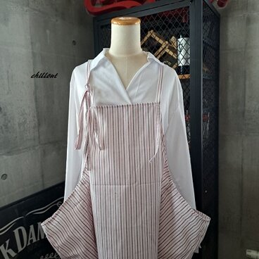 【背中がかわいい】エプロンドレス：レッド：ストライプ【1011】