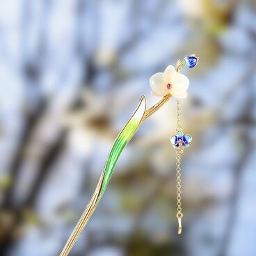 木蓮の花のかんざし - 伝統と現代の美が融合した逸品　K204