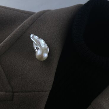 　至宝【ヒレ】バロックのブローチ