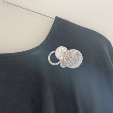 【円が満ちる】軽くて存在感ある手刺繍のブローチのセット　MとSサイズ 銀と白　ホワイトとシルバー