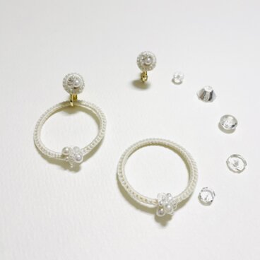 【付け外せるイヤリングo-raka】ﾌﾗﾝｽ刺繍糸 2way 金属ｱﾚﾙｷﾞｰ対応 淡水ﾊﾟｰﾙ白