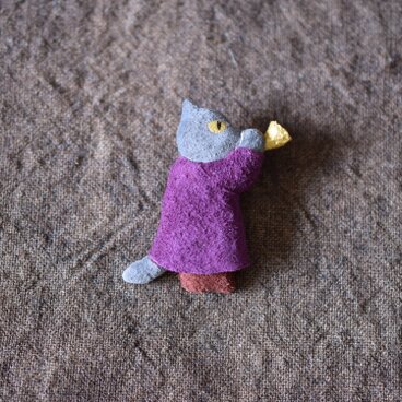 革ブローチ　角笛吹く猫