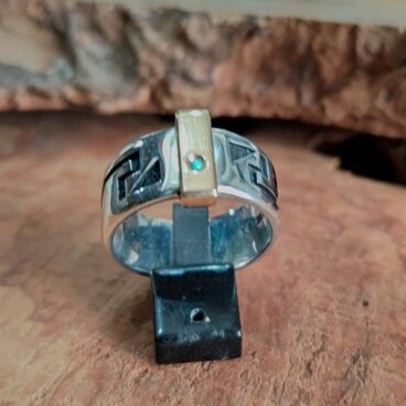 サイズ14.5号。シルバー950+K18を使って...透かし技法による平打ちリング