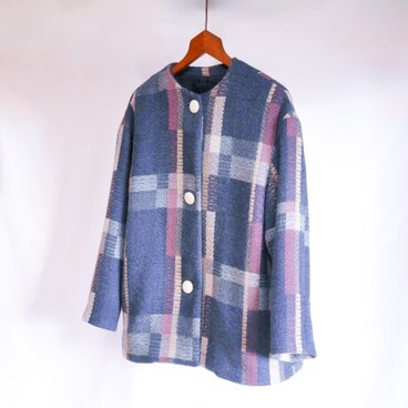 手織りのベビーアルパカのハーフコート　インディゴブルー