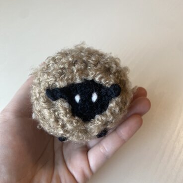 羊の編みぐるみ②（ベージュ）