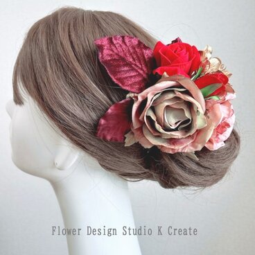 ピンクゴールドの薔薇と赤とモーブの薔薇の髪飾　フラメンコ　ゴールド　ボルドー　フローレス　バラ　赤いバラ　アジサイ　バラ　髪飾り