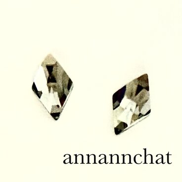 【スワロフスキー　ブラックダイヤモンド　の　大粒　 ダイヤ型　菱形　ピアス　】