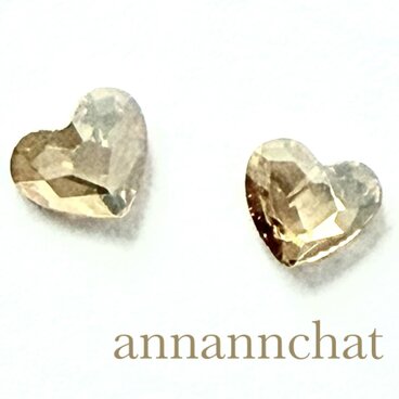 【スワロフスキー　classy heart 6mm ゴールデンシャドウ　ハートの　小さいピアス】