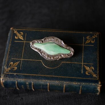 翡翠　アンティークブローチ　アンティークアクセサリー　ブロカントのある暮らし