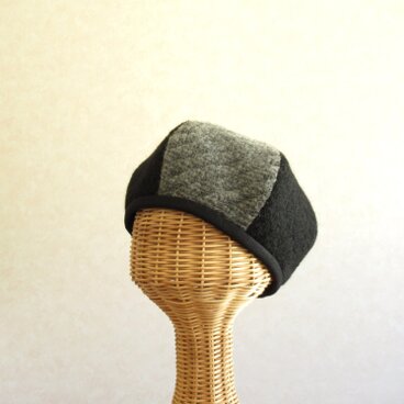 6枚はぎのベレー帽　もこもこニット黒、グレー斜めストライプ