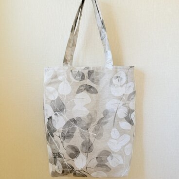 マチ付きの大きなトートバッグ（リーフ）