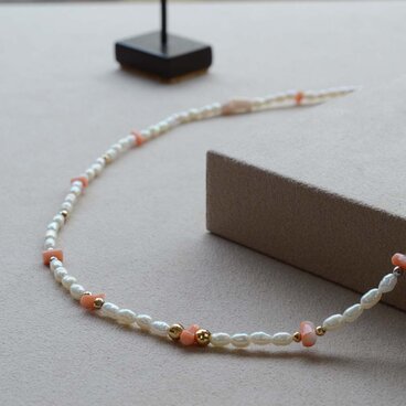 桃珊瑚（ピンク珊瑚）、池蝶貝真珠のやわらかな佇まいのネックレス