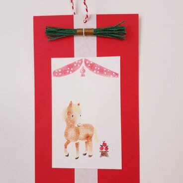 ちいさな午年の飾り　赤い天幕房つき