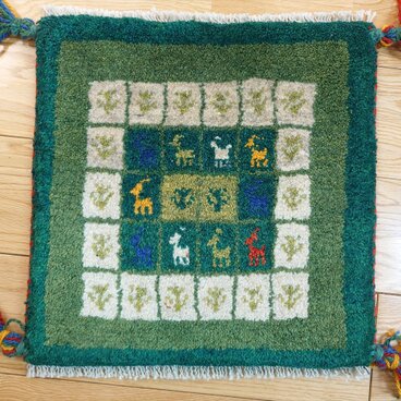 ペルシャ　ギャッベ　ミニマット　ラグ　横38.5x38cm　緑色　黄緑色　白のパネル　ヤギ　羊　Z2376