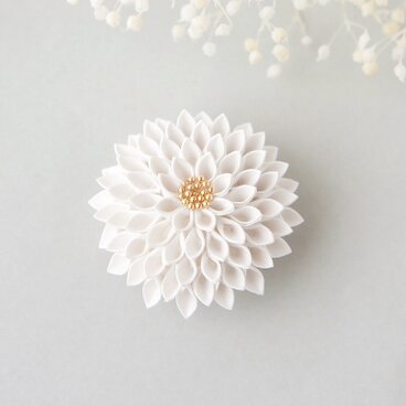 帯留め 「白菊 白ダリア」つまみ細工 菊 ダリア 白色 白 入学式 和装 結婚式 クリスマス 花 春 秋 冬 プレゼント
