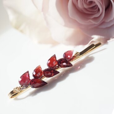 ガーネットによるミズヒキの花のヘアピン　～水引（ミズヒキ）