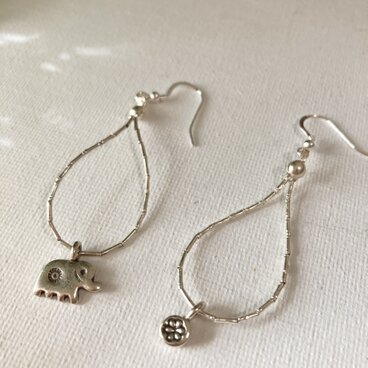 ほっと心が和む、アシンメトリーのチャームピアス。