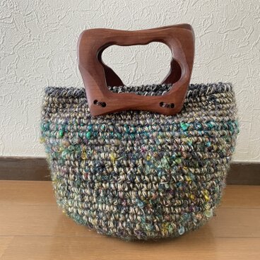 材料に拘って細編みだけで編んだコロンバッグ