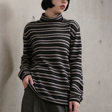 「理想の柔らかさ」の先へ。ヤクのダウンとウール混紡　ボーダーニット タートルネックニット　ブラック　251204-2