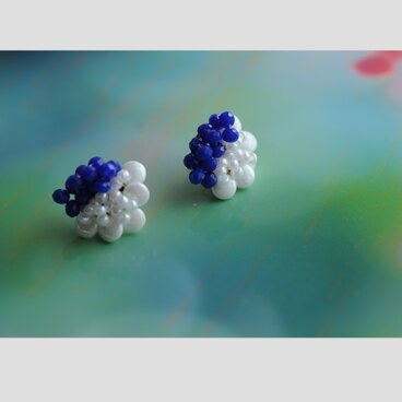 爽やかなブルーと白のピアス