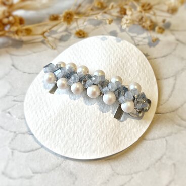 偏光パールとスクエアビーズのバレッタ 青 白