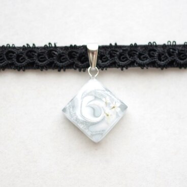 【受注製作】レジンアート　スクエアモチーフとタティングレースとベルベットリボンのチョーカー〈霧雨の朝〉