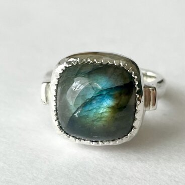 四角いラブラドライトの指輪