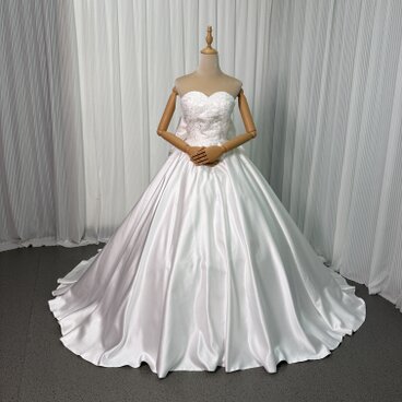 美品！ウエディングドレス ベアトップ リーフ刺繍 華やかなトレーン ふっくら柔らかなバックリボン 編み上げ 拳式