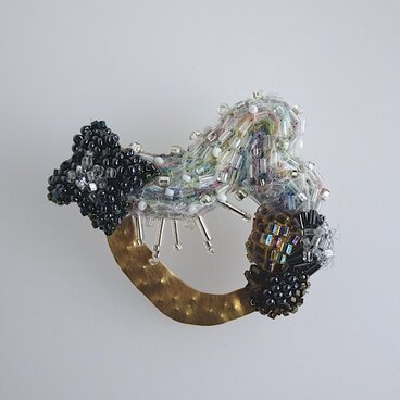 『Milky Way』ヴィンテージビーズと真鍮の羊毛画ブローチ